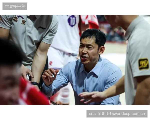 北控男篮启动换帅程序，张庆鹏因战绩不佳正式离任俱乐部主教练。